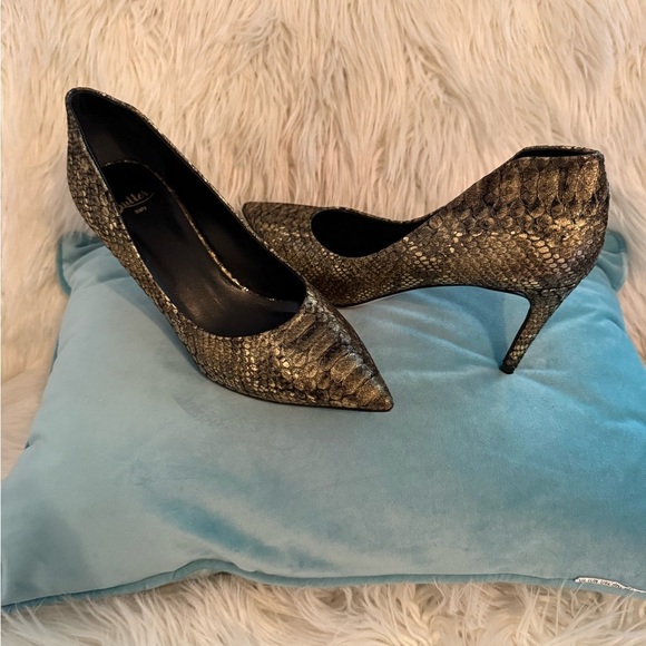 Butter Gold Heels Elegant Metallic Design - Picture 3 of 6